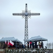 Krzyż 7 czerwca 2022 r. poświęcił abp Marek Jędraszewski. W tym miejscu warto wspominać tych, których z nami już nie ma.