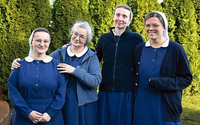 Nowicjuszki z mistrzynią w przydomowym ogrodzie.