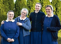 Nowicjuszki z mistrzynią w przydomowym ogrodzie.