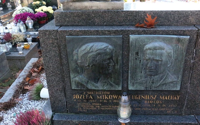 Szpary między płytami i odgięta tablica prof. Eugeniusza Machaya.