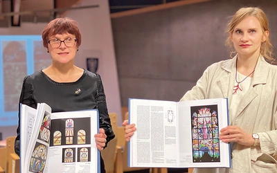 Joanna Utzig (z prawej) oraz Irena Kontny prezentują owoc prac z lat 2018–2024.