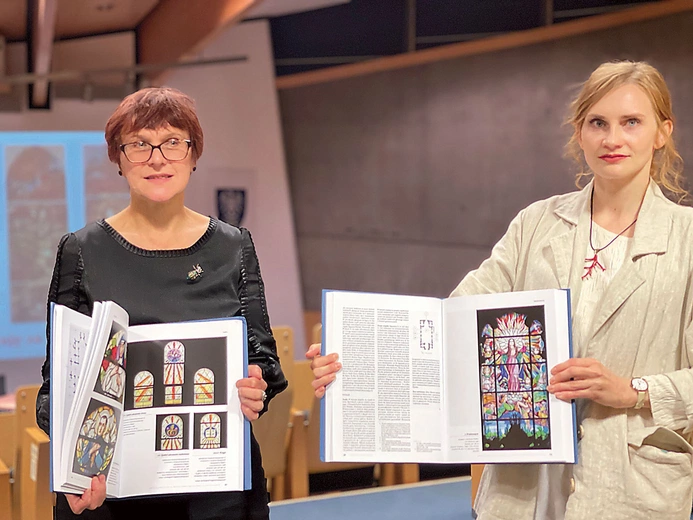 Joanna Utzig (z prawej) oraz Irena Kontny prezentują owoc prac z lat 2018–2024.