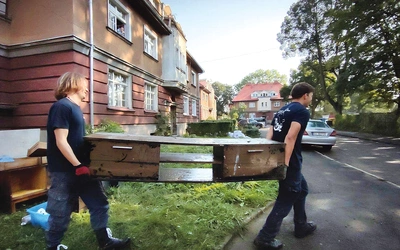 Wsparcie dla powodzian nieśli wolontariusze.