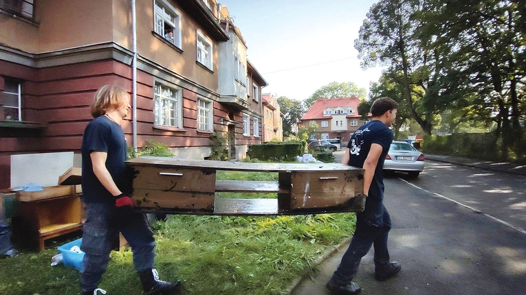 Wsparcie dla powodzian nieśli wolontariusze.