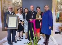 Tak zaszczytne wyróżnienie jest podziękowaniem i zachętą, by nie ustawać w podejmowanej pracy.