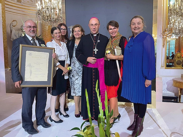 Tak zaszczytne wyróżnienie jest podziękowaniem i zachętą, by nie ustawać w podejmowanej pracy.