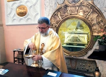 Relikwie bł. Anieli znajdują się także w krakowskim kościele franciszkanów. Na zdjęciu o. Andrzej Derdziuk OFMCap.