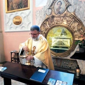 Relikwie bł. Anieli znajdują się także w krakowskim kościele franciszkanów. Na zdjęciu o. Andrzej Derdziuk OFMCap.
