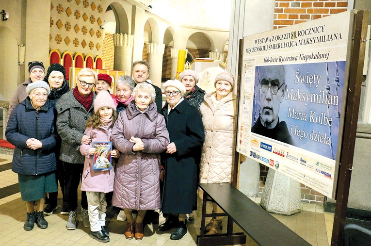	Członkinie Rycerstwa Niepokalanej z opiekunem ks. Michałem Szelągiem.
