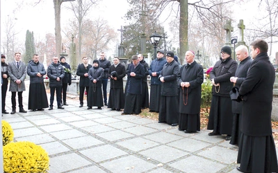	Przy kaplicy, gdzie znajdują się groby biskupów Edwarda Materskiego, Stefana Siczka i Adama Odzimka, wspólnota odmówiła Koronkę do Bożego Miłosierdzia.