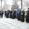 	Przy kaplicy, gdzie znajdują się groby biskupów Edwarda Materskiego, Stefana Siczka i Adama Odzimka, wspólnota odmówiła Koronkę do Bożego Miłosierdzia.