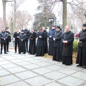 	Przy kaplicy, gdzie znajdują się groby biskupów Edwarda Materskiego, Stefana Siczka i Adama Odzimka, wspólnota odmówiła Koronkę do Bożego Miłosierdzia.