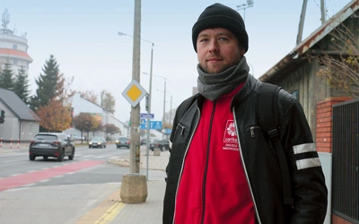 	Hubert Kaczmarczyk pracuje w terenie, by wspierać potrzebujących.