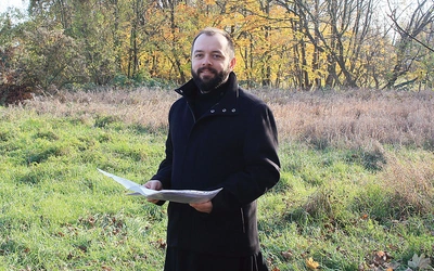 	Duszpasterz opolskich grekokatolików na działce, gdzie stanie świątynia.