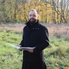 	Duszpasterz opolskich grekokatolików na działce, gdzie stanie świątynia.