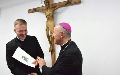 	Bp Marek Solarczyk wręczył dekrety kapłanom obejmującym nowe funkcje.