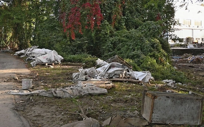 	Widok od strony rzeki ponad tydzień  po powodzi.