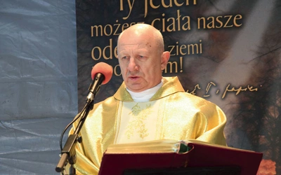 	Ks. Sławomir Płusa  w czasie liturgii.