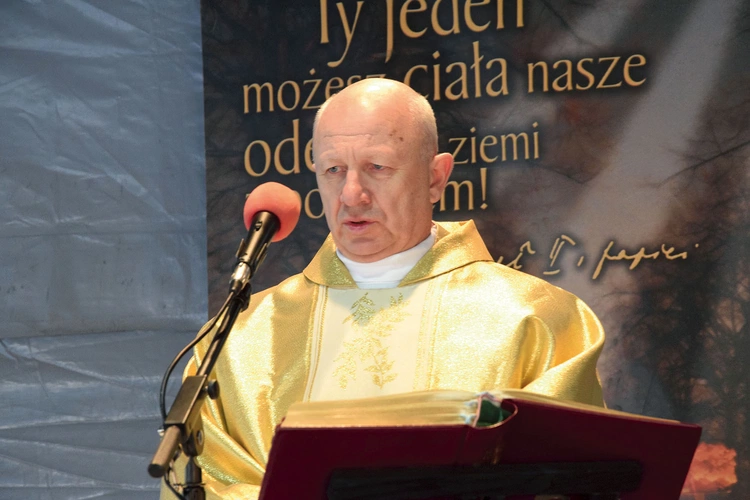 	Ks. Sławomir Płusa  w czasie liturgii.
