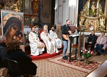 Czytania i komentarze w czasie nabożeństwa były przeplatane śpiewem psalmów  i pieśni przy akompaniamencie gitary.