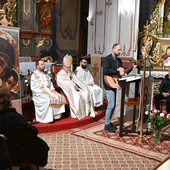 Czytania i komentarze w czasie nabożeństwa były przeplatane śpiewem psalmów  i pieśni przy akompaniamencie gitary.