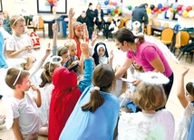 Dzieci w czasie zabawy zorganizowanej przez parafię w Pszennie.