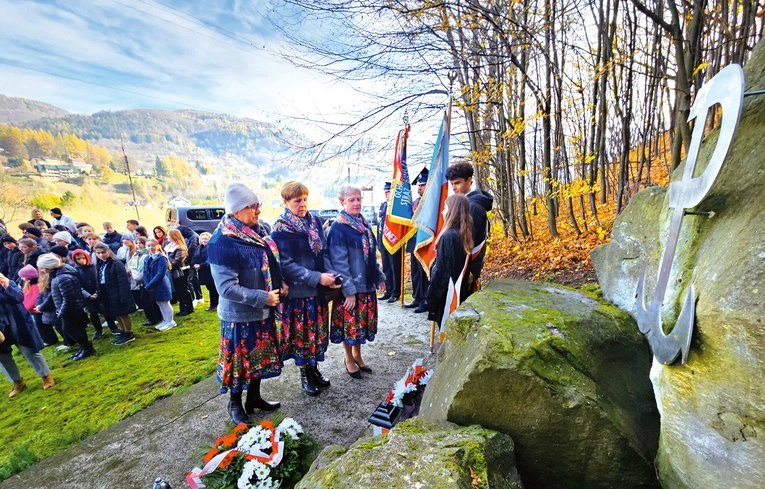 Kwiaty pod pomnikiem składają panie ze Stowarzyszenia Młodów-Głębokie.