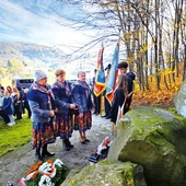 Kwiaty pod pomnikiem składają panie ze Stowarzyszenia Młodów-Głębokie.