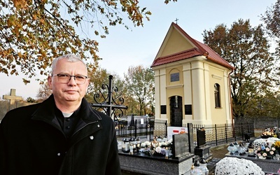 – To kwestia pamięci i patriotyzmu – mówi ks. Bogusław Czech. W tle kaplica Reyów i Jabłonowskich.