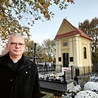 – To kwestia pamięci i patriotyzmu – mówi ks. Bogusław Czech. W tle kaplica Reyów i Jabłonowskich.