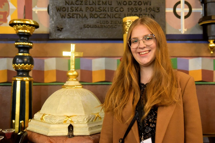 Natalia przy chrzcielnicy w chorzelowskiej świątyni.  Tutaj zaczęło się jej życie wiary.