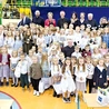 Uczestnicy anielskich zmagań z organizatorami, jurorami i gospodarzami.