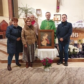 	Wizerunek przebywa u rodziny przez jeden dzień, a następnie „wędruje” do kolejnych parafian.