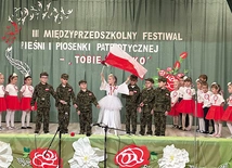 	Na scenie dzieci z Katolickiego Przedszkola w Tarnobrzegu.