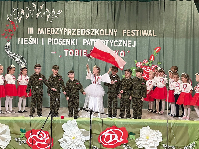 	Na scenie dzieci z Katolickiego Przedszkola w Tarnobrzegu.