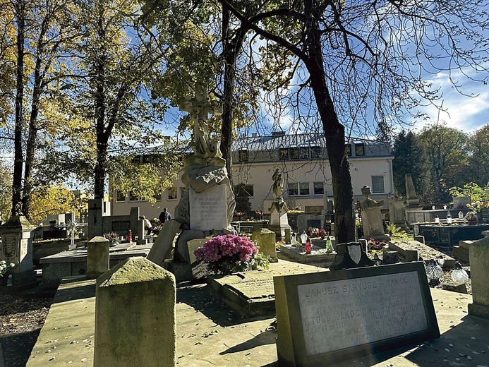 	Sandomierski cmentarz katedralny należy do najstarszych nekropolii w Polsce.