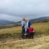 	Młodzież wraz z wicedyrektor szkoły Anną Słoczyńską.