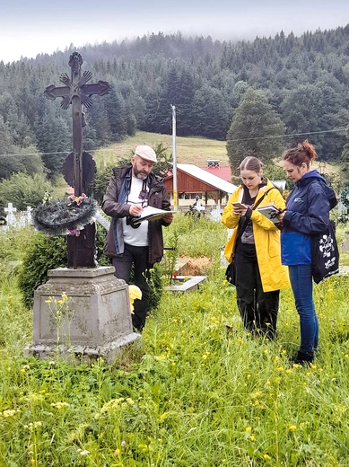 W ramach tegorocznego projektu ewidencjonowano groby na cmentarzu w Pojanie Mikuli.