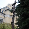 Od sanktuarium Madonna della Corona pod Wawel. Niezwykły krzyż na dziedzińcu krakowskiej kurii