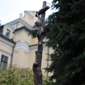 Od sanktuarium Madonna della Corona pod Wawel. Niezwykły krzyż na dziedzińcu krakowskiej kurii