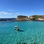 Blue Lagoon z krystalicznie czystą wodą