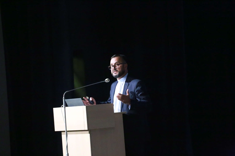 Konferencja o odkryciach w kryptach