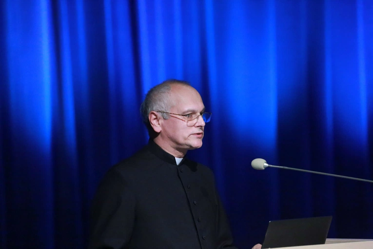 Konferencja o odkryciach w kryptach