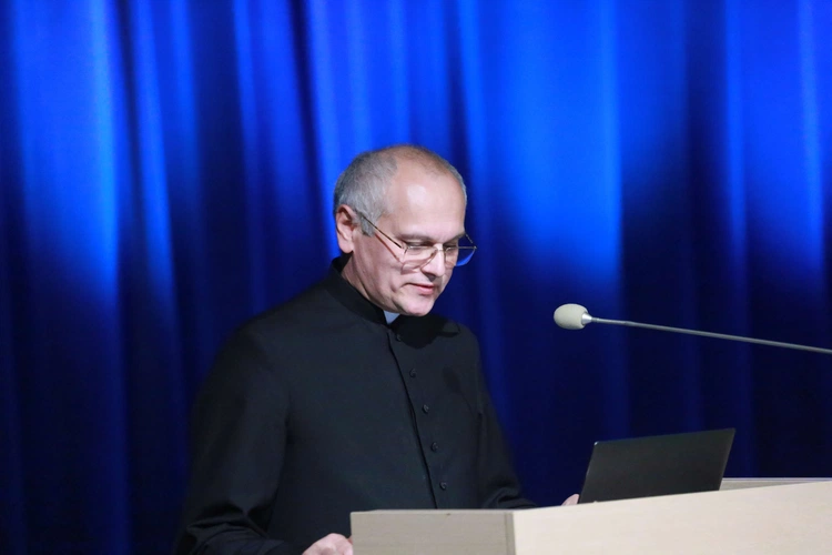 Konferencja o odkryciach w kryptach