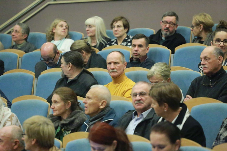 Konferencja o odkryciach w kryptach