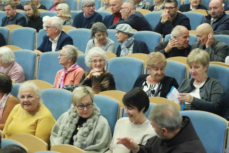 Konferencja o odkryciach w kryptach