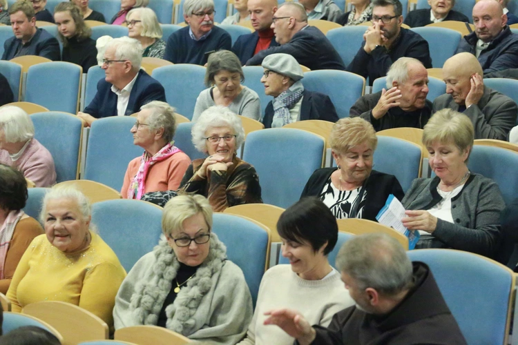 Konferencja o odkryciach w kryptach