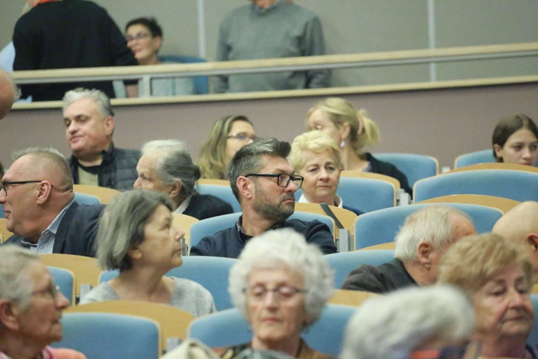 Konferencja o odkryciach w kryptach