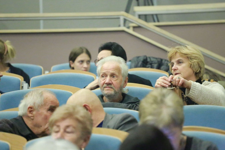 Konferencja o odkryciach w kryptach