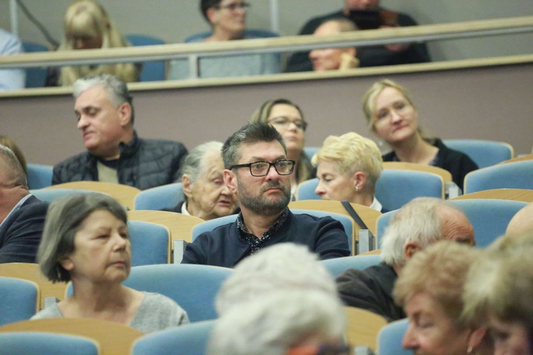 Konferencja o odkryciach w kryptach